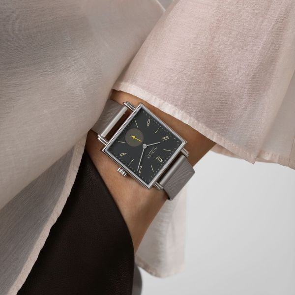 Montre Nomos Tetra Basalt mécanique fond verre saphir cadran noir bracelet velours beige 29,5 mm