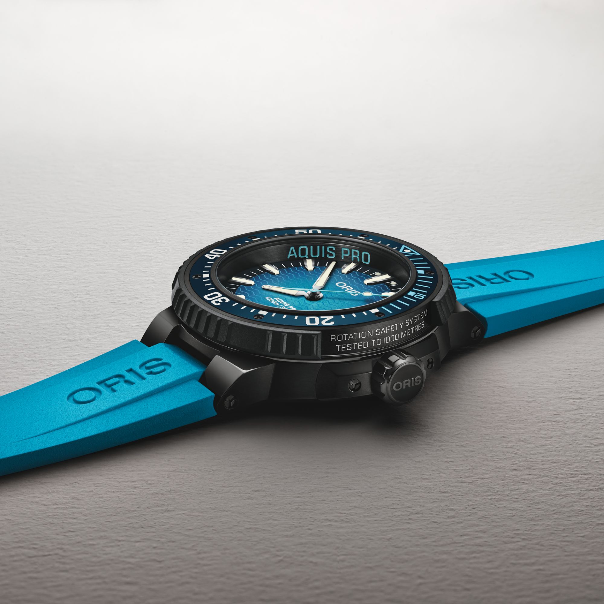 Montre Oris Aquis Pro 1000M Titane automatique cadran bleu bracelets caoutchouc bleu et noir 49,5 mm