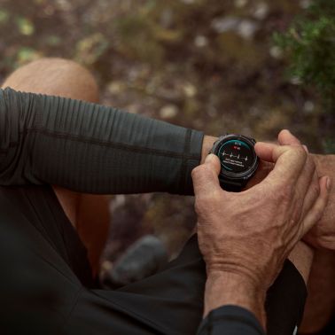 Montre Garmin Fénix 8 Pro MicroLED Sapphire Titane Carbon Gray DLC bracelet noir et gris 51 mm