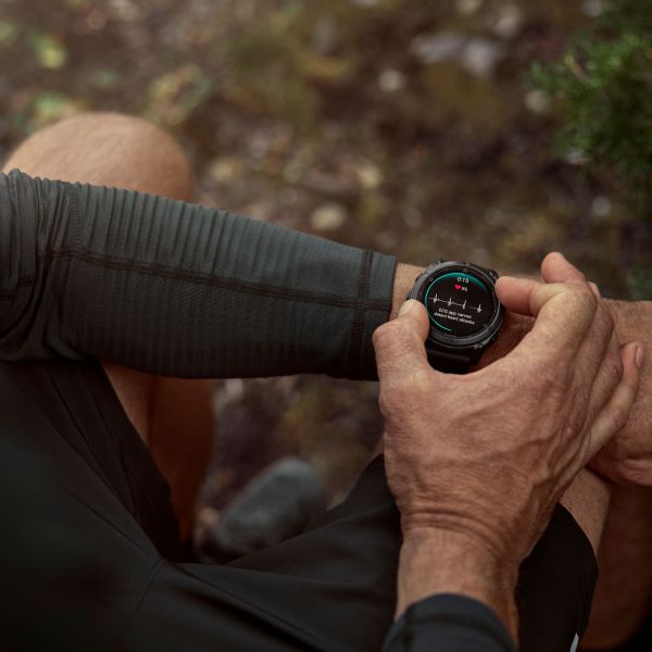 Montre Garmin Fénix 8 Pro MicroLED Sapphire Titane Carbon Gray DLC bracelet noir et gris 51 mm