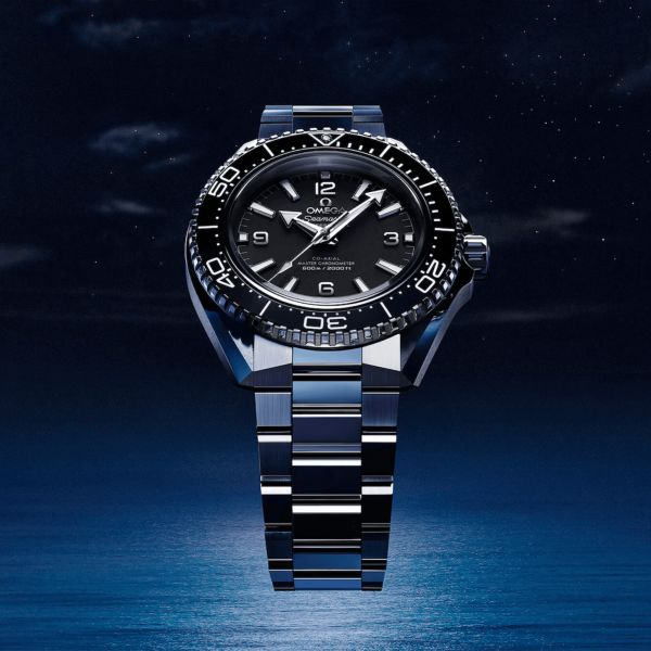 Montre Omega Seamaster Planet Ocean 600m lunette noire cadran noir bracelet acier 42 mm