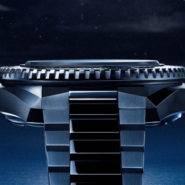 Montre Omega Seamaster Planet Ocean 600m lunette noire cadran noir bracelet acier 42 mm