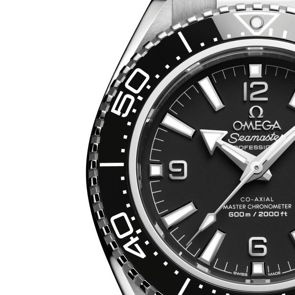 Montre Omega Seamaster Planet Ocean 600m lunette noire cadran noir bracelet acier 42 mm
