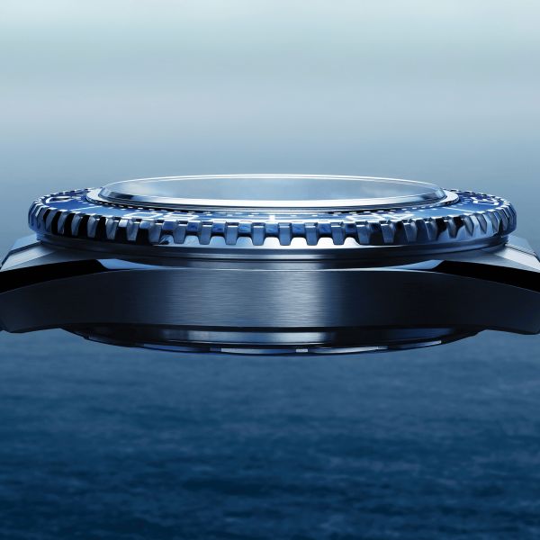 Montre Omega Seamaster Planet Ocean 600m lunette bleue cadran noir bracelet acier 42 mm