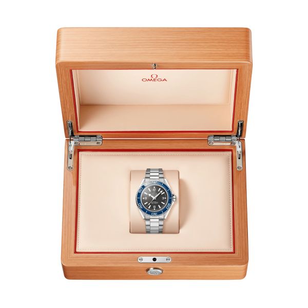 Omega Seamaster Planet Ocean 600m blue bezel black dial steel bracelet 42 mm