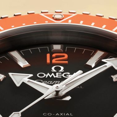 Montre Omega Seamaster Planet Ocean 600m lunette orange cadran noir bracelet acier 42 mm