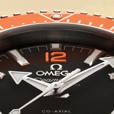 Montre Omega Seamaster Planet Ocean 600m lunette orange cadran noir bracelet acier 42 mm