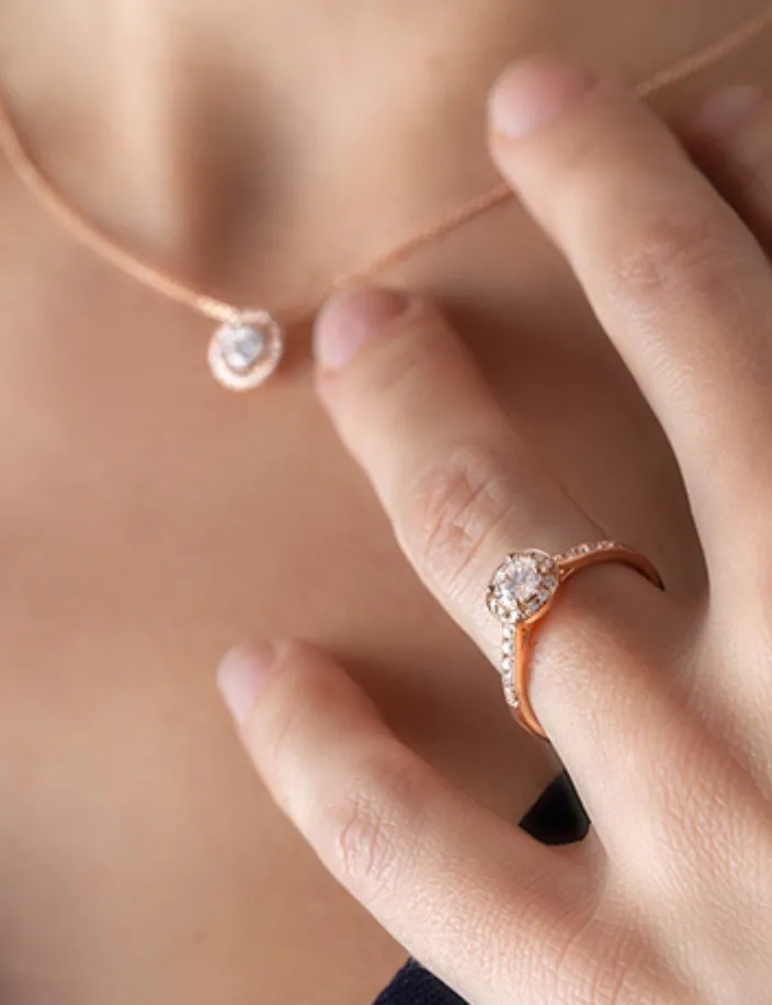 Coquette solitaire ring