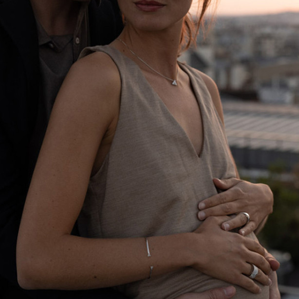 Homme et femme enlacés qui attendent une naissance