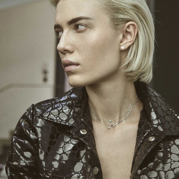 women and jewelry claverin