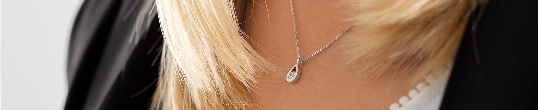 Women’s  white gold necklaces