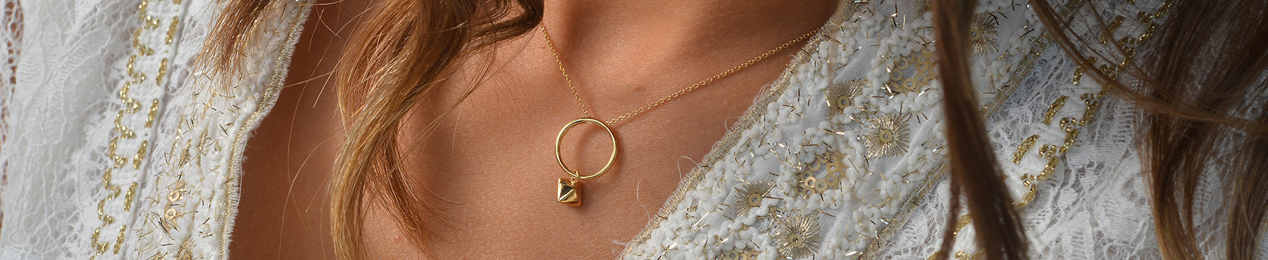 Women’s yellow gold necklaces