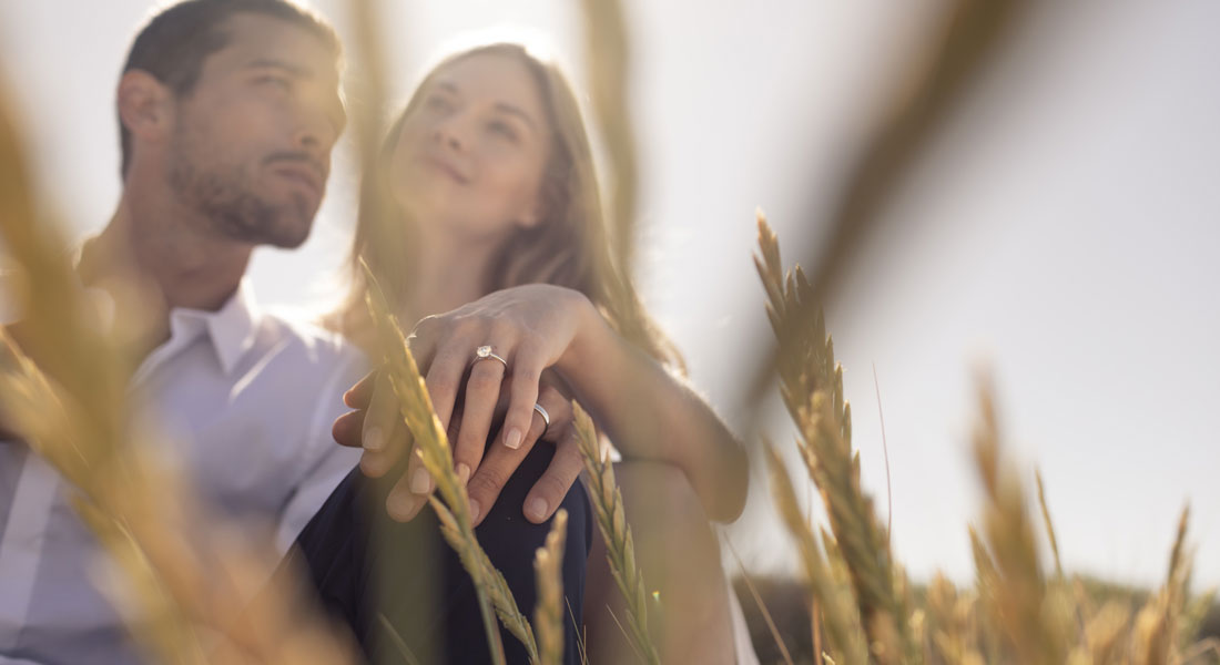 Bague de fiançailles pour femme, lors d'une demande en mariage romantique.